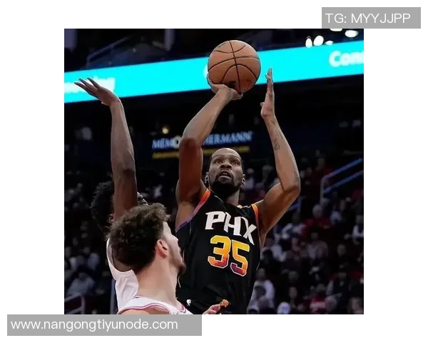 谢泼德与杜兰特击掌庆祝打得可以的默契配合引发全场欢呼