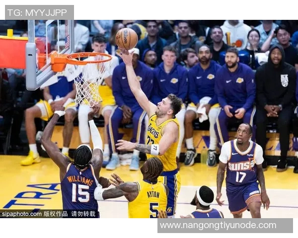 科沃德豪取23分14篮板闪耀全场克尼佩尔与弗拉格双双发力哈珀遭遇瓶颈表现低迷