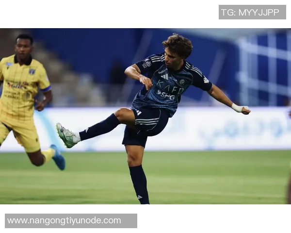 C罗头球助攻未果菲利克斯射门高出后C罗无奈敲脑门